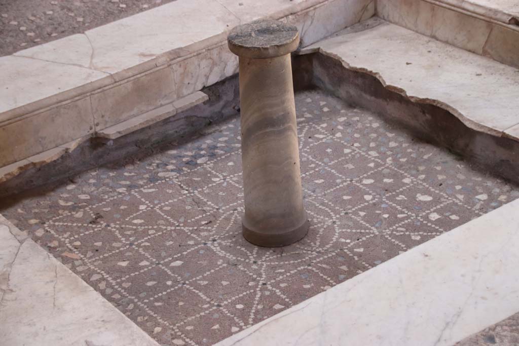 III.11 Herculaneum. September 2019.
Room 6, detail of opus signinum in impluvium, which was below a later covering of marble.
Photo courtesy of Klaus Heese.